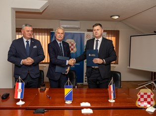 thumbnail_13 11 Foto Ugovor 4.jpg